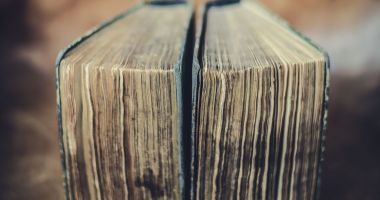 Stire din Cultură-Educație : Exemplare de carte veche, rar întâlnită, expuse la Centrul „Jean Constantin”