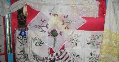Stire din Cultură-Educație : Expoziție de țesături din lada de zestre