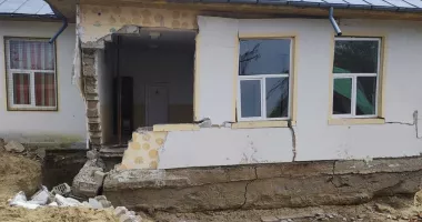 Stire din Eveniment : Incident grav într-o școală! Un perete s-a prăbușit lângă elevi în timpul orelor