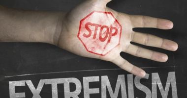 Stire din Eveniment : Un tânăr care vindea online haine cu simboluri legionare, condamnat penal. Ce pedeapsă a primit