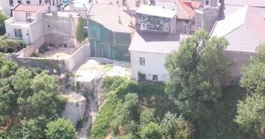 Stire din Social : Faleza și clădirile din cartierul vechi o iau la vale