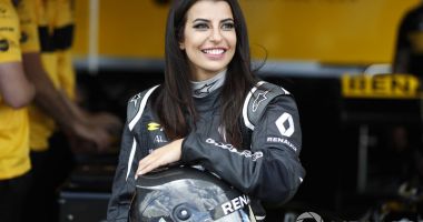 Stire din Actualitate : FOTO / Prima saudită la volanul unei mașini de Formula 1