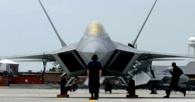 Stire din Actualitate : Atacurile contra grupării teroriste Stat Islamic, primul test pentru F-22 Raptor. De ce este capabil acest avion de vânătoare