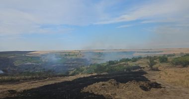 Pompierii, în alertă! Trei case din localitatea Dunăreni au fost cuprinse de flăcări - 3