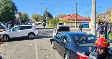 Stire din Eveniment : Accident rutier pe strada Hatman Arbore. Trei autoturisme implicate