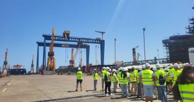 Stire din Cultură-Educație : Școala de vară în Șantierul Naval Constanța. 58 de elevi și studenți vizitează nava Histria Giada