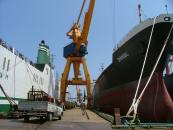 Stire din Economie : Macaralele portuare scârțâie sub greutatea tarifelor CNCIR