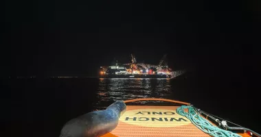 Misiune de salvare pe mare. Marinar preluat de ARSVOM de pe o navă aflată la 35 de mile marine de Constanța