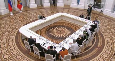 Stire din Actualitate : Putin, ținta unor noi ironii, după ce s-a afișat la o nouă masă uriașă