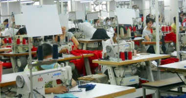 Stire din Economie : România îmbracă Occidentul,  iar chinezii îi înțolesc pe români