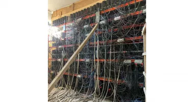 „Fabrică” ascunsă de criptomonede, descoperită. Activitate nedeclarată și infrastructură industrială de minare