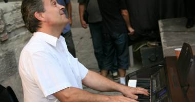 Stire din Cultură-Educație : Profesorii îngeri ai Colegiului de Arte, comemorați pe Facebook