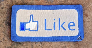 Stire din Diverse : Facebook, dată în judecată  pentru butonul LIKE