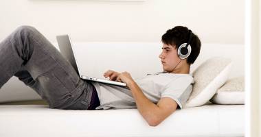 Stire din Cultură-Educație : Fenomenul Facebook. Cum ajung adolescenții prizonieri într-o lume virtuală