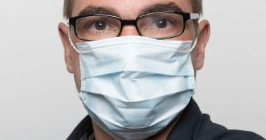Peste un milion de români urmează să primească măști gratis