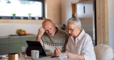 Stire din Economie : Facturile românilor mai mici de la 1 aprilie. ,,Taxa pe soare” ar putea fi eliminată