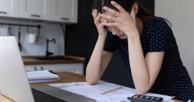 Stire din Actualitate : 1,3 milioane de gospodării au dificultăți la plata facturilor. Nu toate vor primi ajutorul de 50 de lei