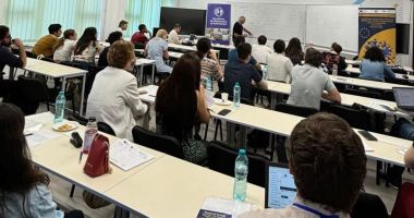 Stire din Cultură-Educație : În premieră, la Facultatea de Matematică a debutat școala de cercetare avansată în matematică