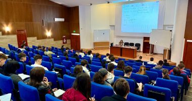 Stire din Cultură-Educație : „O zi în Facultatea de Matematică și Informatică”, schimb de experiență studenți-elevi