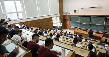 Stire din Cultură-Educație : Studenții pot parcurge doi ani de studii într-unul singur. Vezi în ce condiții