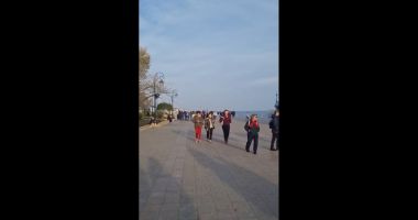 Vremea frumoasă i-a scos pe constănțeni la plimbare. Faleza Cazinoului, plină de oameni