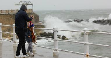 Stire din Social : COD PORTOCALIU de viscol la Constanța / Spectacol pe faleza de la Cazino. GALERIE FOTO