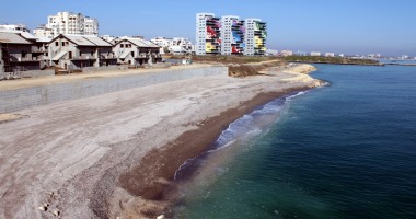 Stire din Social : Și nu e MINUNE! Cum a fost SALVATĂ o porțiune din FALEZA din Constanța