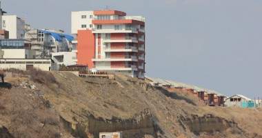 Stire din Social : SOS, Constanța alunecă în mare!