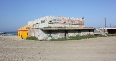 Stire din Social : Plaja și faleza Modern, pline de ruine și gunoaie