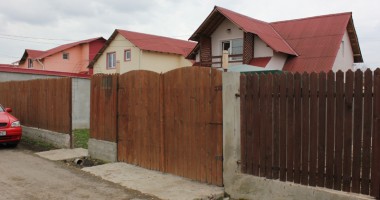 Stire din Eveniment : Un nou scandal în Valu lui Traian pe tema caselor fără fundație