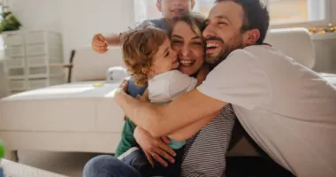 Stire din Social : Proiect de lege revoluționar: părinții cu doi copii ar putea scăpa de impozitul pe venit