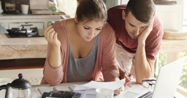 Stire din Social : Cu câți bani rămâne o familie după ce plătește toate contribuțiile