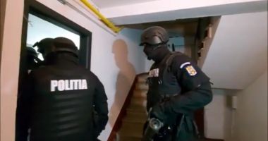 Stire din Eveniment : Polițiștii au intrat în forță peste o familie cu probleme psihice. De ce a fost nevoie de ordin judecătoresc