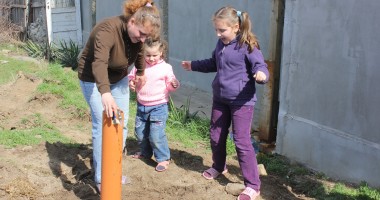 Stire din Social : Cadou de la RAJA. O familie săracă din Cumpăna, racordată gratuit la rețeaua de apă