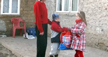 Stire din Social : Familiile nevoiașe primesc bani dacă își dau copiii la grădiniță