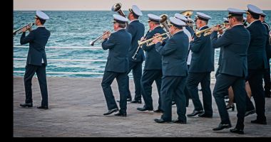 Fanfara „Muzica Apelor” îi încântă, din nou, pe locuitorii de la malul mării