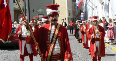 Stire din Cultură-Educație : Fanfara Mehter "Ertugrulgazi" din Bursa, la Festivalul Portului Turco-Tătar