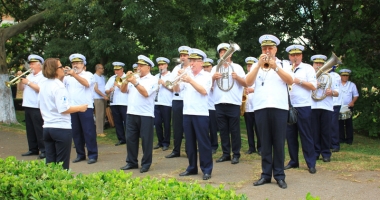 Stire din Social : Fanfara "Muzica Apelor" concertează în Parcul Gării din Constanța