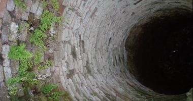 Caz ȘOCANT! Un bebeluș de șase zile, găsit mort într-o fântână
