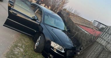 Conducea fără permis un autoturism neînmatriculat. La semnalele polițiștilor, a intrat într-un gard