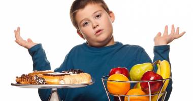 Stire din Sănătate : Fără dulciuri, chips-uri și alimente care îngrașă, pentru copiii supraponderali