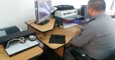 S-a urcat la volan deși nu avea permis de conducere!