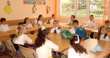 Stire din Cultură-Educație : Baronii manualelor lasă elevii cu băncile goale!