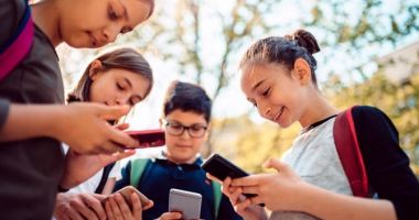 Stire din Actualitate : Telefoanele mobile, complet interzise! Se întâmplă din ianuarie 2024