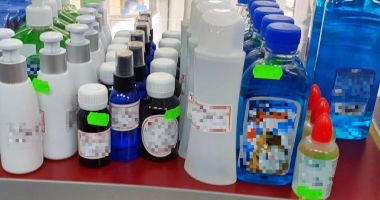 Stire din Eveniment : Percheziții în mai multe farmacii din Constanța. Polițiștii au confiscat sute de litri de dezinfectant