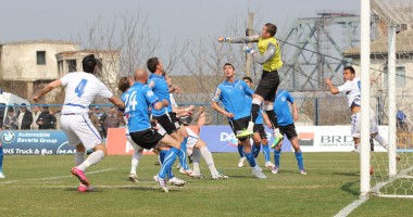 Stire din Sport : FC Farul, remiză cu scântei cu Viitorul