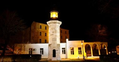 Stire din Social : Farul Genovez luminează din nou, după 107 ani