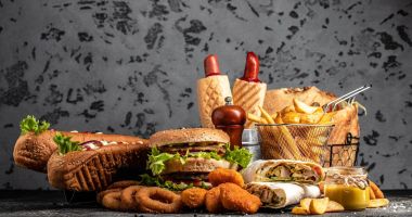 Stire din Sănătate : Mâncarea fast-food nu-i periculoasă dacă este consumată ocazional