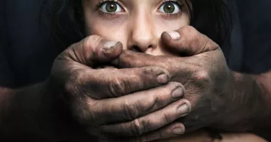 Stire din Actualitate : Doi români, acuzați că ar fi violat o minoră în Marea Britanie. Poliția solicită sprijinul populației