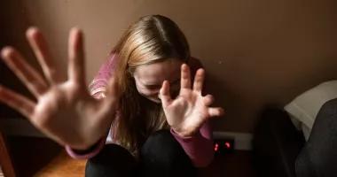 Tânără de 16 ani, obligată să se prostitueze de trei bărbați. Fata era ameninţată cu moartea